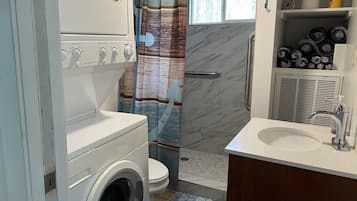 Familien-Ferienhütte | Badezimmer | Dusche, kostenlose Toilettenartikel, Haartrockner, Handtücher