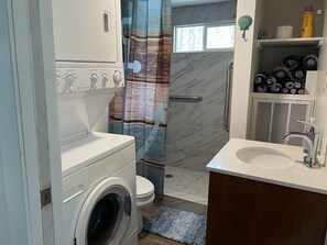 Family Cabin | Bathroom | Shower, free toiletries, hair dryer, towels