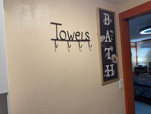 Robins Nest | Bathroom | Shower, free toiletries, hair dryer, towels - Nature Coast Inn and Cottages (Inglis)