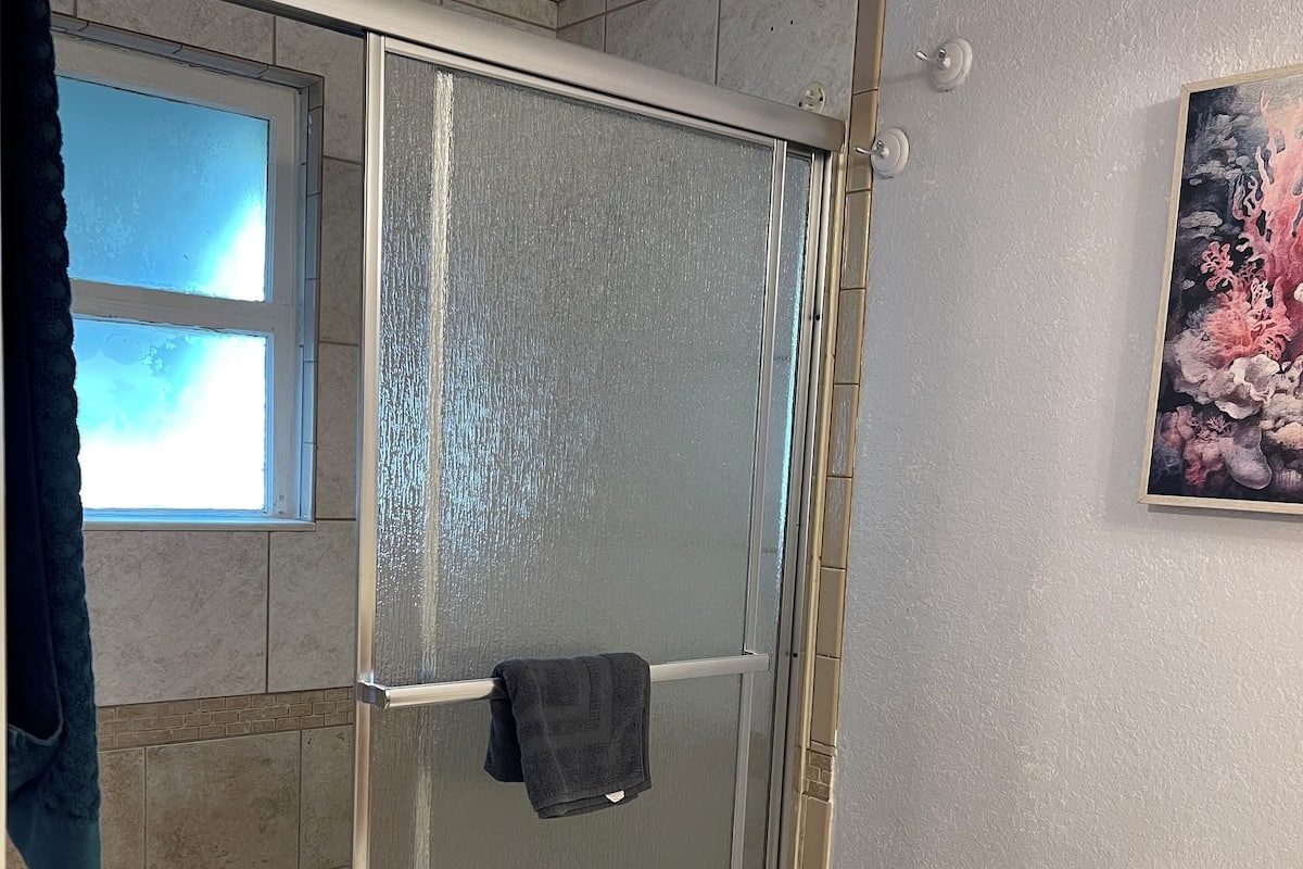 Classic Suite | Bathroom | Shower, free toiletries, hair dryer, towels