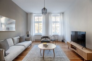 Een televisie en een stereo