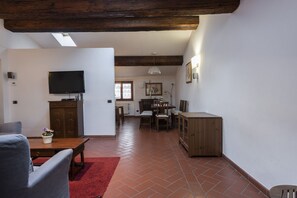 TV - Toscanella 3 Bedrooms by Mmega (Firenze)