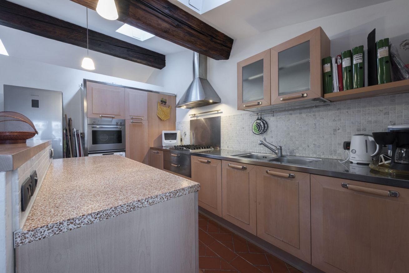 Frigorifero, microonde, forno, piano cottura
