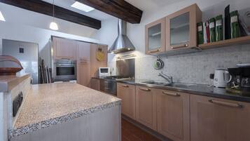 Frigorifero, microonde, forno, piano cottura