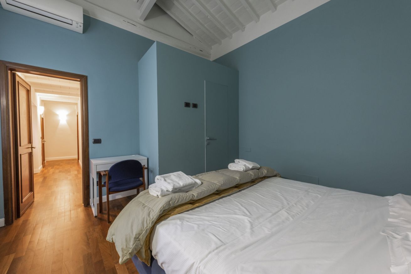 2 bedrooms, desk, iron/ironing board, WiFi