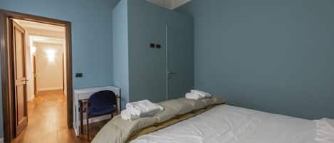2 bedrooms, desk, iron/ironing board, WiFi