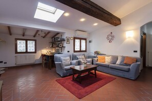 TV - Toscanella 3 Bedrooms by Mmega (Firenze)