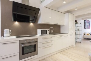 Kühlschrank, Mikrowelle, Ofen, Herdplatte