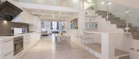 Réfrigérateur, micro-ondes, four, plaque de cuisson