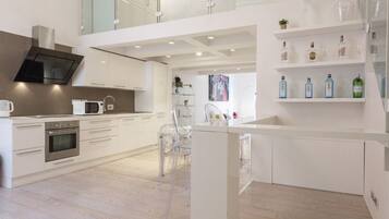 KĂŒhlschrank, Mikrowelle, Ofen, Herdplatte