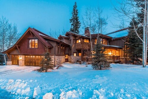 Ski In/Ski Out, Game Room, Theater Room, Private Hot Tub, Historic Main Street!