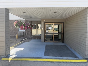 Exterior - Anavada Inn & Suites Grande Prairie (Grande Prairie)