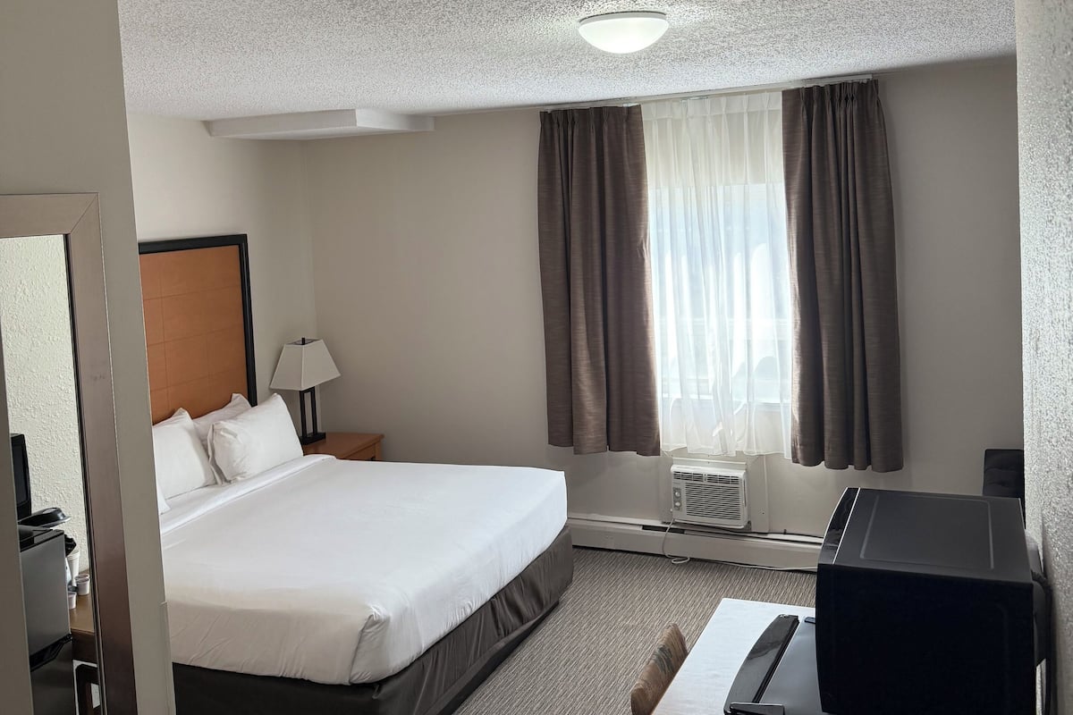Deluxe Studio Suite, 1 King Bed | Premium bedding, pillowtop beds, blackout drapes, free WiFi