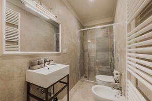 Shower, hair dryer - Apartments Florence- Ariento Deluxe 5 (Firenze)