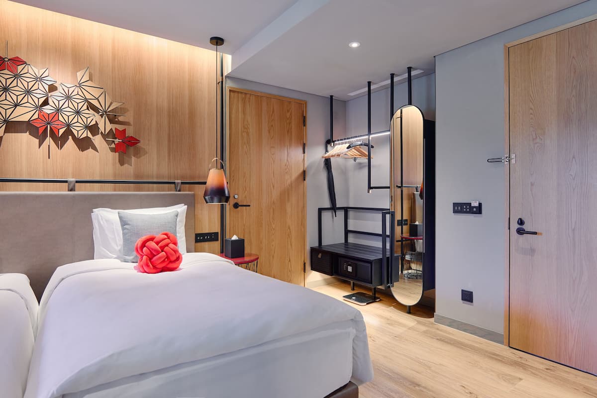 Standardzimmer, 2 Doppelbetten, barrierefrei | Daunenbettdecken, kostenlose Minibar, Zimmersafe, individuell dekoriert