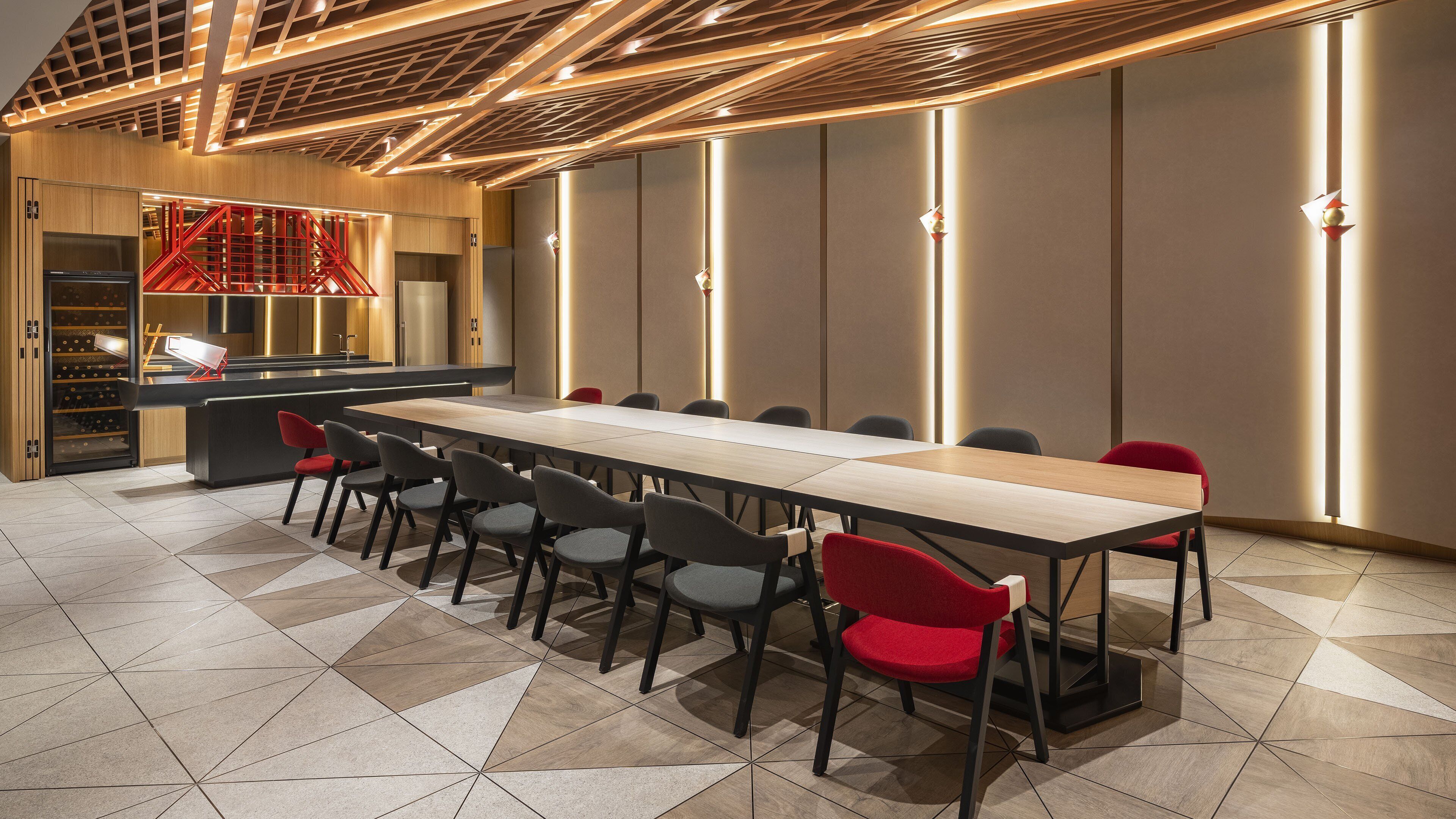 Een moderne vergaderruimte met een lange tafel, verschillende stoelen en een wijnrek.