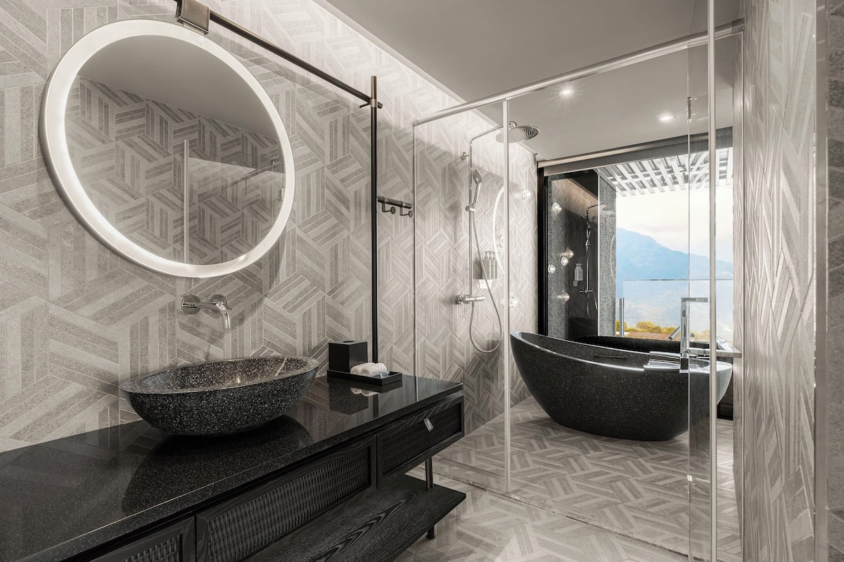 Donzen dekbedden, een gratis minibar, een kluis op de kamer