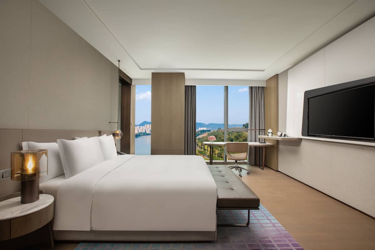 Premium Room, 1 King Bed, River View