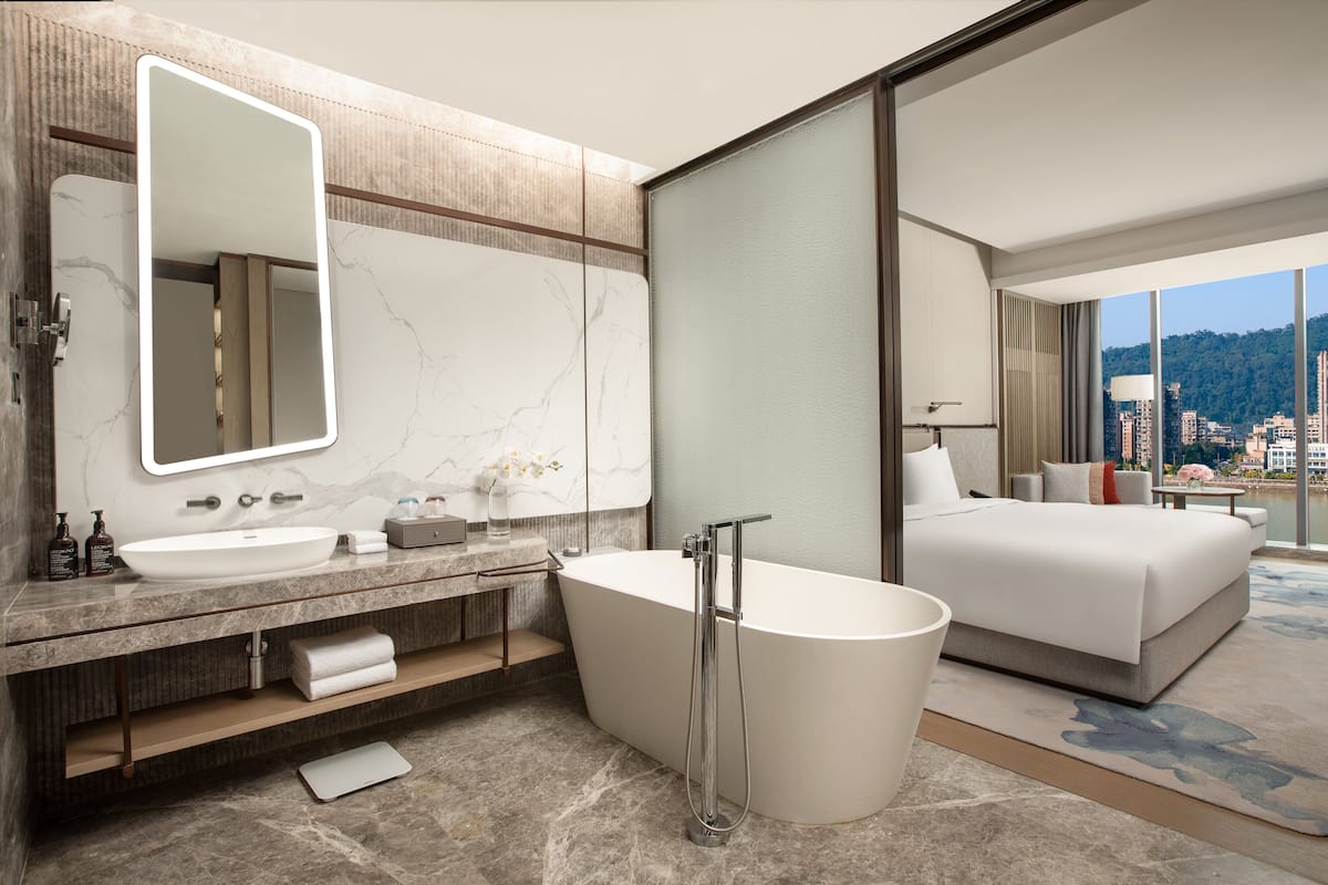 Standard Room, 1 King Bed, River View
