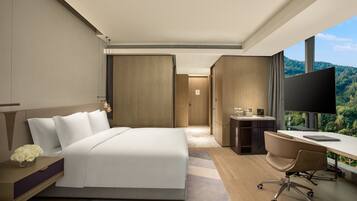 Standard Room, 1 King Bed, Mountain View | Free WiFi, bed sheets