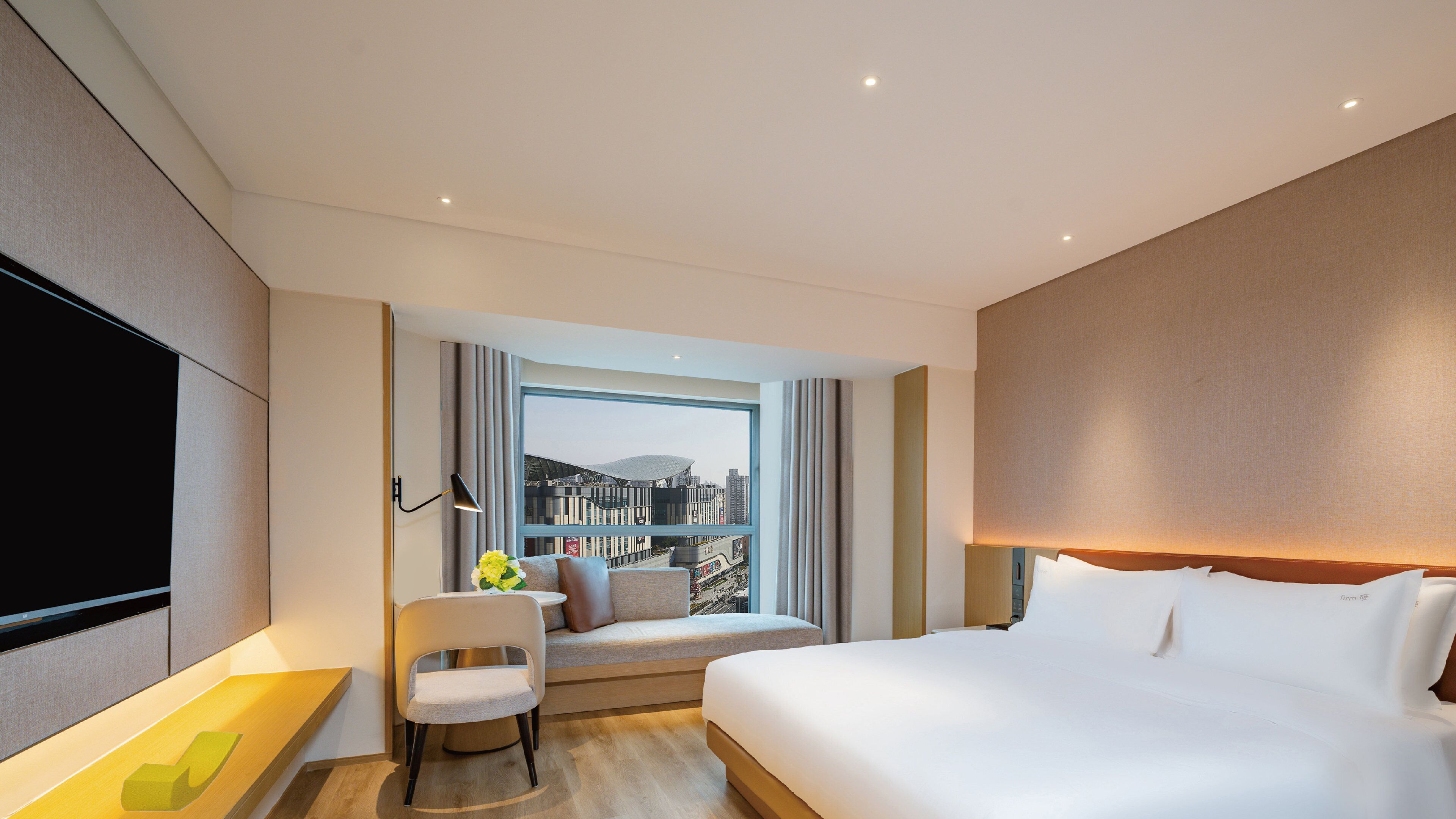 Quarto standard, 1 cama King, vista para a cidade | Cofres nos quartos, escrivaninha, cortinas blackout