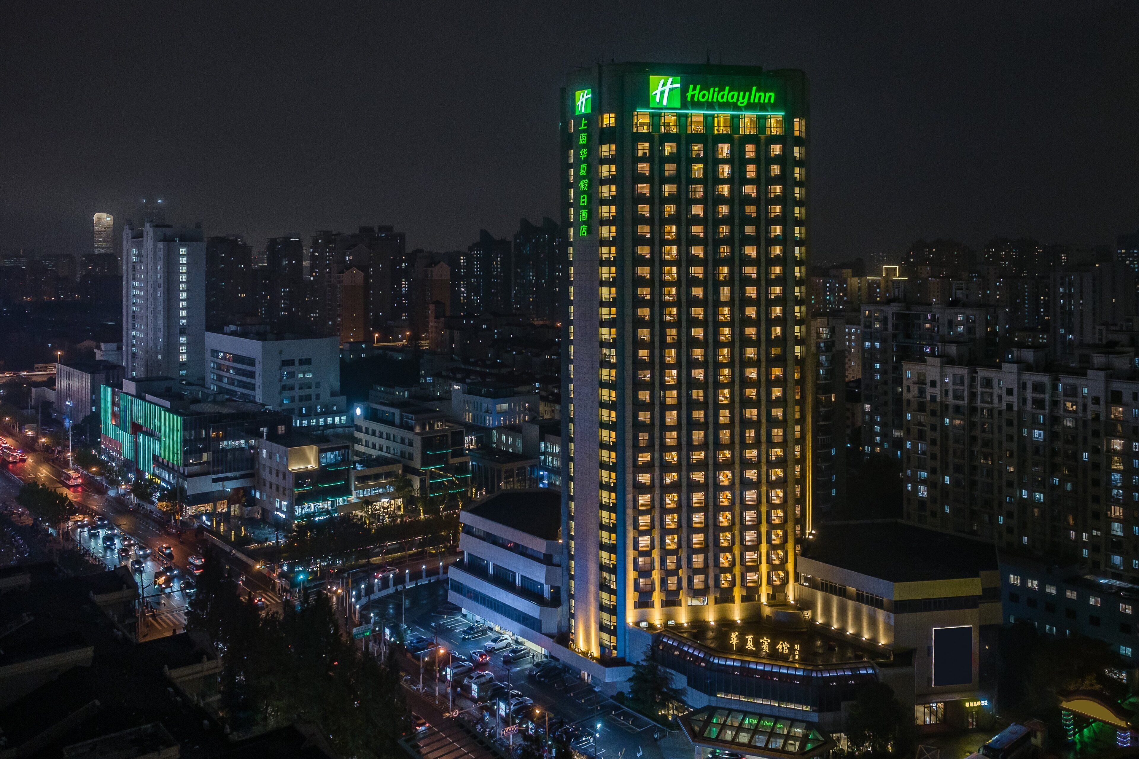 Foto - Holiday Inn Shanghai Huaxia by IHG - overlooking city scenery at Sky View Restaurant