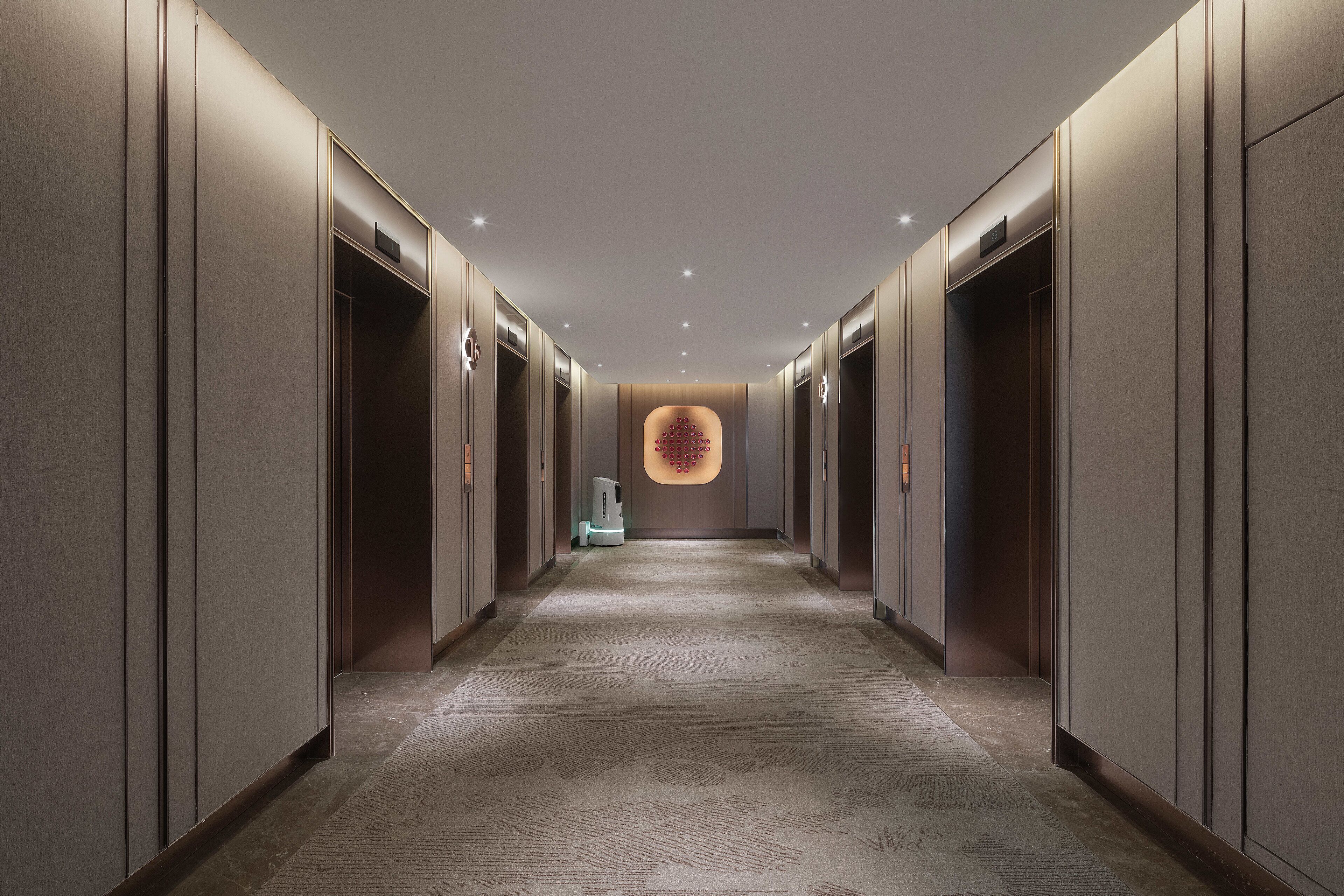 Foto - Holiday Inn Shanghai Huaxia by IHG - overlooking city scenery at Sky View Restaurant