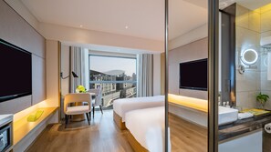 Caja fuerte, escritorio, cortinas opacas y tabla de planchar con plancha