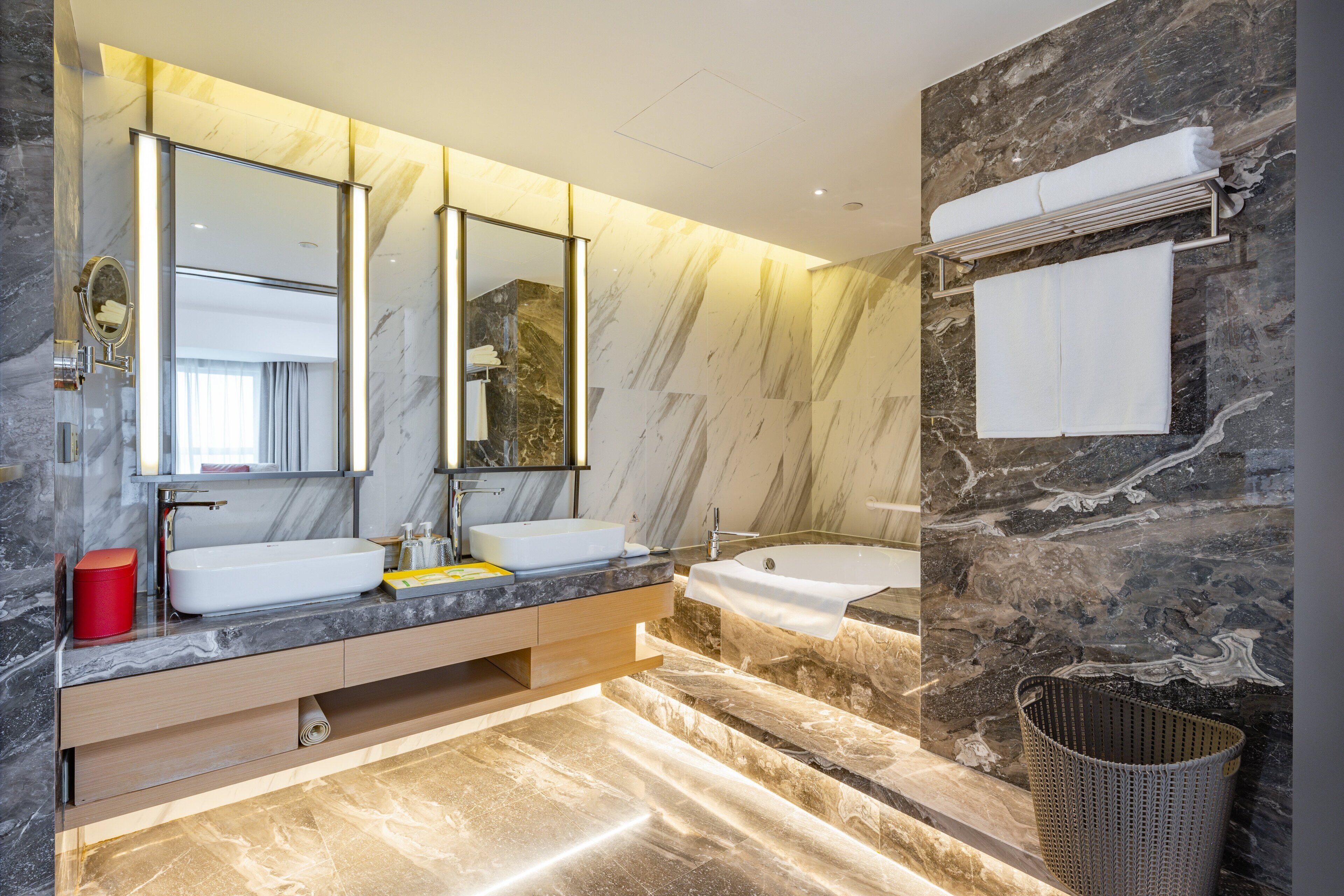 Foto - Holiday Inn Shanghai Huaxia by IHG - overlooking city scenery at Sky View Restaurant