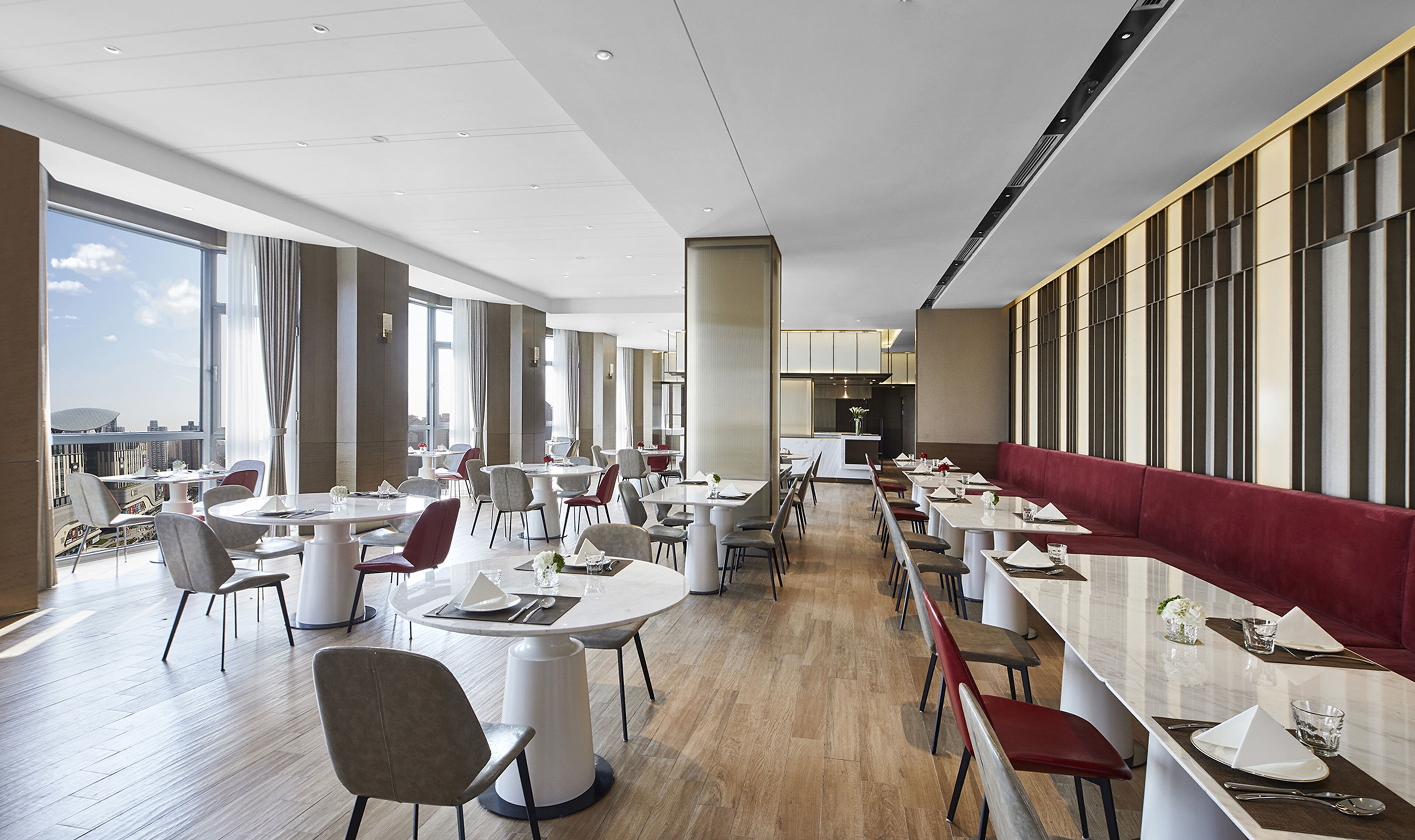 Foto - Holiday Inn Shanghai Huaxia by IHG - overlooking city scenery at Sky View Restaurant