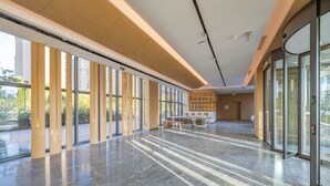 A spacious lobby with large windows, a marble floor, and a seating area with tables and chairs. - Holiday Inn Express Suzhou Luzhi by IHG (Suzhou)