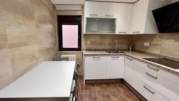 Een koelkast, een magnetron, een oven, een koffiezetapparaat/waterkoker