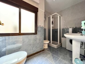 Suihku, hiustenkuivaaja, pyyhkeet