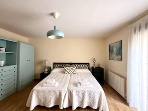 2 habitaciones, tabla de planchar con plancha, internet y ropa de cama 