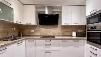 Een koelkast, een magnetron, een oven, een koffiezetapparaat/waterkoker