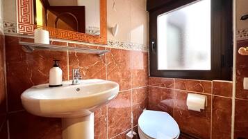 Een douche, een haardroger, handdoeken