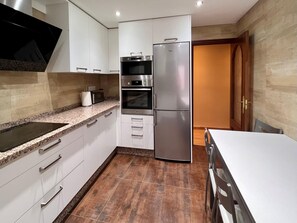 Jääkaappi, mikroaaltouuni, uuni, kahvin-/teenkeitin