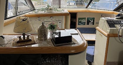 Yacht "Bayliner 45 Fly "Alexandra"" on Lake Zurich/ZH - the party boat