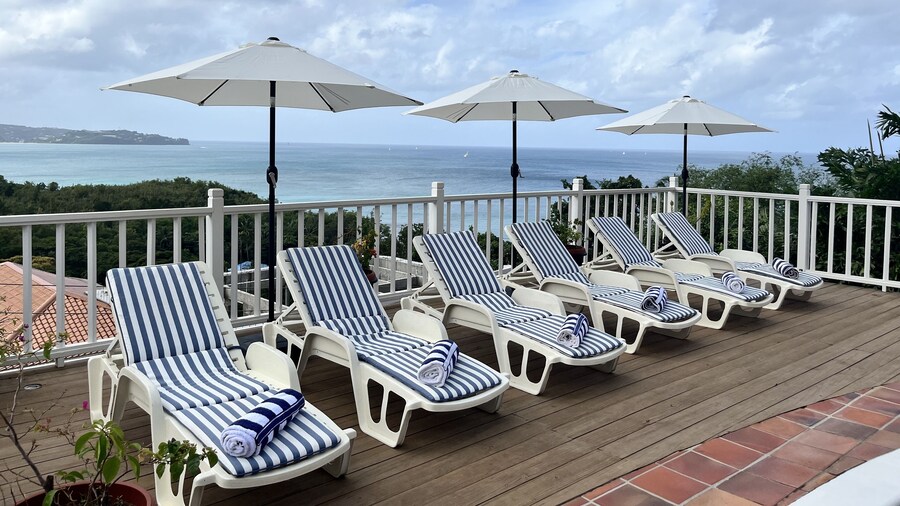 Labrolette Bay-villa-sleeps 8-pool-parking