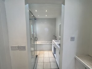 House | Bathroom | Separate bathtub and shower, deep-soaking bathtub, towels - Labrolette Bay-villa-sleeps 8-pool-parking (Gros Islet)