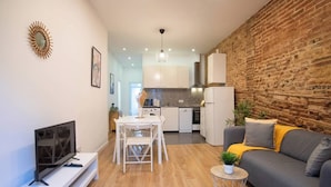 Un apartamento moderno con cocina, comedor y sala de estar.
