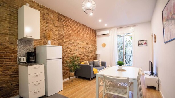 Un espacio habitable compacto con cocina, comedor y zona de estar.