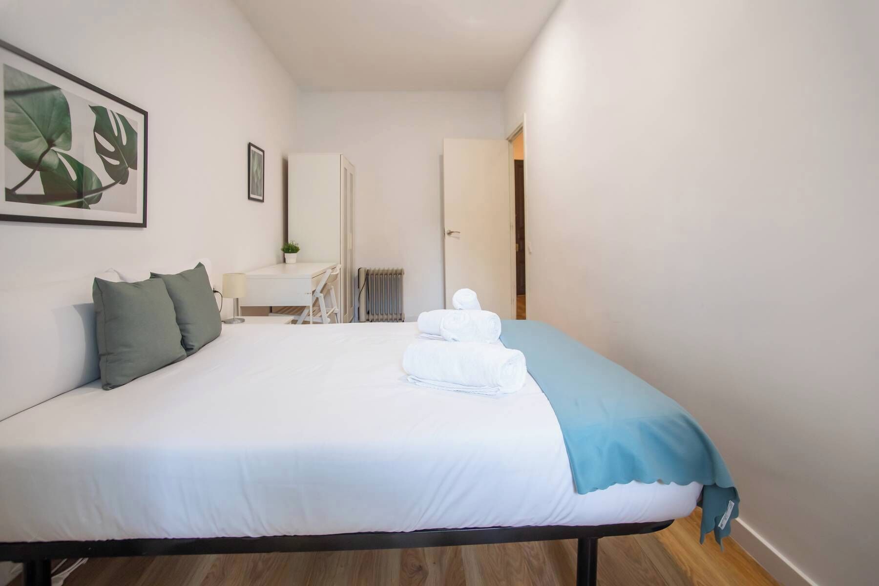 3 bedrooms, iron/ironing board, internet, bed sheets