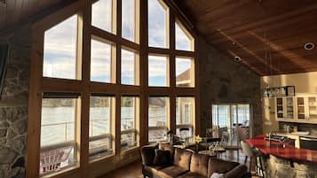 Smart TV, chimenea y futbolito