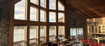 Luxury Lakeview Dream Cottage with Hot Tub