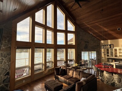 Luxury Lakeview Dream Cottage with Hot Tub