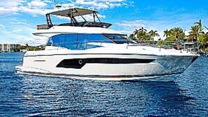 Un yate grande y blanco con cubierta superior protegida, navegando sobre aguas abiertas.
