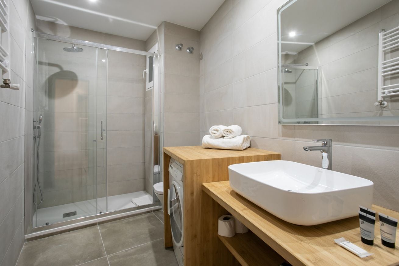Een douche, een haardroger, handdoeken, shampoo