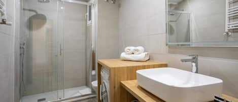 Douche, sèche-cheveux, serviettes fournies, shampoing