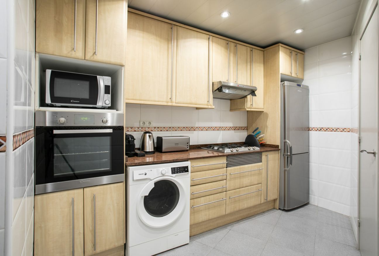 冷蔵庫、電子レンジ、オーブン、コンロ